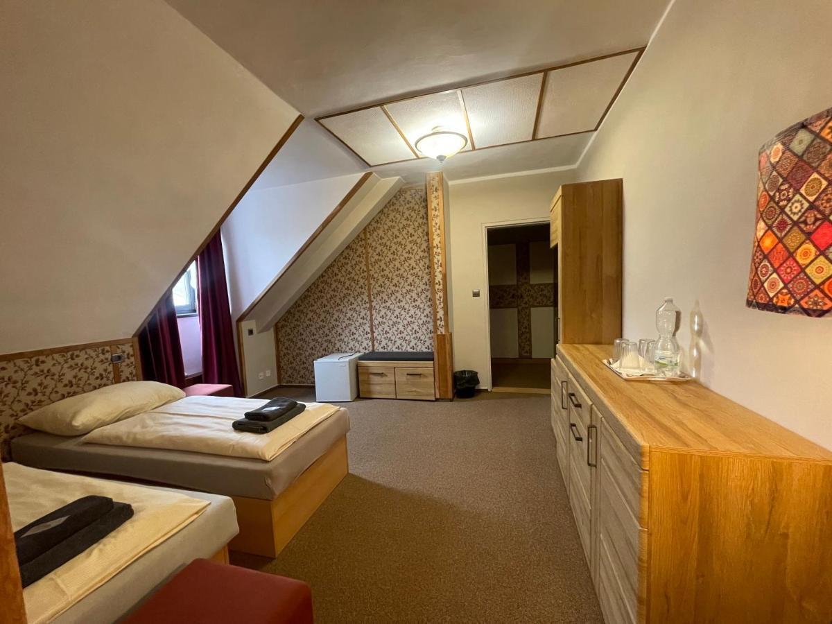 Hotel Veveri Veverska Bityska Экстерьер фото